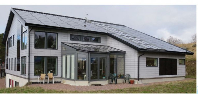 Huset med solceller på både tak och väggar