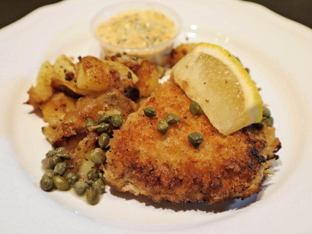 Wienerschnitzel (fläsk) med stekt potatis & chilibea serveras alla vardagar på Glugen.