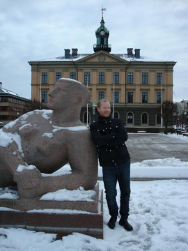 Henrik Ek vid skulpturen Gudinna vid Hyperboreiskt hav