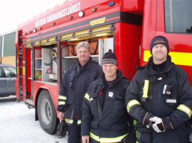 Räddningstjänsten visade upp sin senast bil, här Per-Arne Persson, Lars-Göran Wessén och Derek Salfus (brandmanan från Sydney som deltar i ett utbyte)