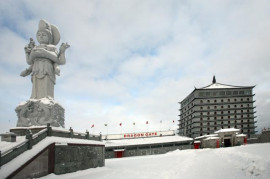 Guanyin vakar över Dragon Gate som även innefattar en saluhall som öppnar åter i vår. Under premiärveckorna i fjol sålde flera av varorna helt slut, e