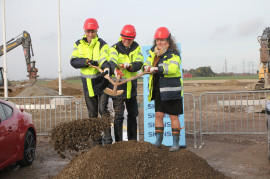 Fr.v. Örjan Rystedt, Chef Logistik, Skanska; Torbjörn Lillrud, vd SUBARU Nordic och Katja Larsson, kommunalråd, Burlövs kommun tar det första spadtaget till Subarus nya nordiska huvudkontor.