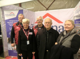 Ola Andenius, Margareta och Stig Wahlbäck pratar medlemskap med Sture och Gun Carlberg