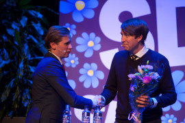 Roger Hedlund tackade delatargan me en varsin bukett blommor, här Richard Jomshof