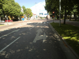 Staketgatan strax före trafikljusen vid N Kungsgatan, tydlig gatumarkering