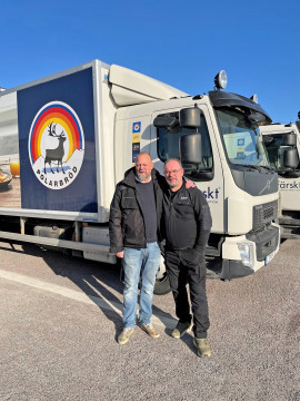 Mats Gunnarsson (t v) och Anders Eiman (t h) vid brödbilen i Västerås.